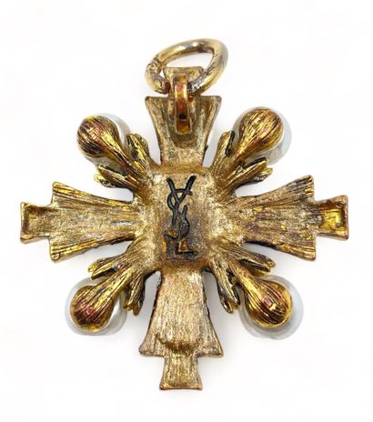 Yves SAINT LAURENT Cross pendant, circa 1980
Patinated metal
Pearly beads
Paved with...
