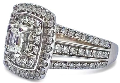 null 18K (750 thousandths) white gold ring with geometrical bezel centered on a rectangular...