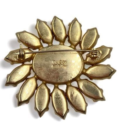 GUCCI Made in Italy Floral" brooch
Gold-plated metal
Translucent rhinestones
Dimensions:...