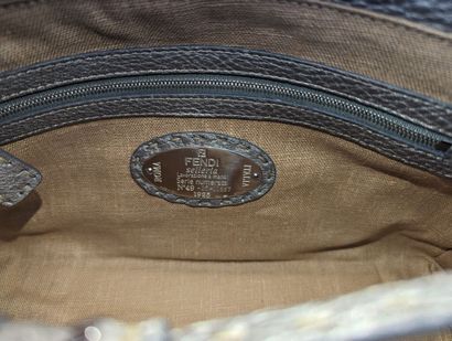 FENDI LINDA GM bag
Gold-tone grained leather
Silver metal
Dustbag
31 x 24 x 11 cm...
