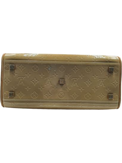 Louis VUITTON Bowling bag, 24 heures, 2001
Beige patent leather Monogram
Gold-plated...