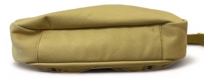 GUCCI Messenger bag 
Cream cotton canvas
Gold-plated metal 
Adjustable shoulder strap
30...