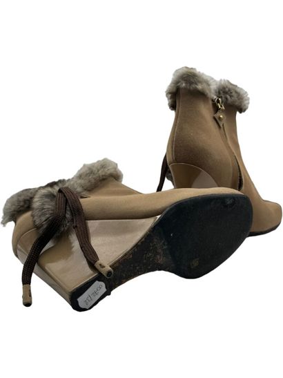 Louis VUITTON Pair of boots
Beige leather, rabbit fur
Size 36
Heel height: 10 cm
Dustbag

Very...