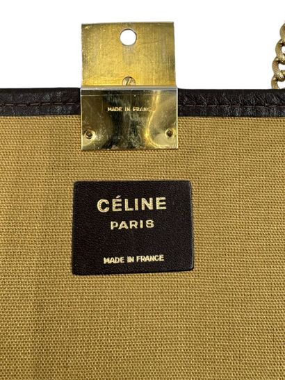 CELINE Clutch bag
Signed canvas 
Gilded metal 
25.5 x 17 x 3 cm

Very good condi...