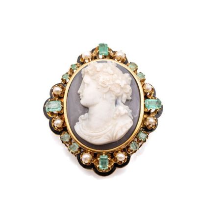 null Charming 18K (750 thousandths) yellow gold brooch, centering a cameo on two-layer...