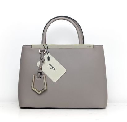 FENDI 2 JOURS bag
Grey and pink powdered leather
Gold-plated metal
Dustbag
27 x 20...
