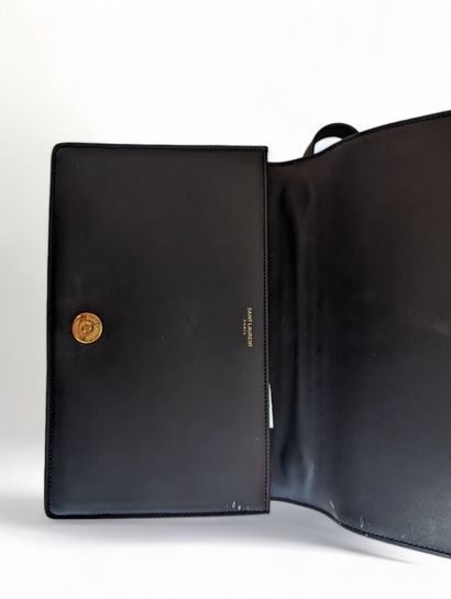 SAINT LAURENT Shoulder bag, 2017
Black leather
Gold-plated metal 
24 x 16 x 3.5 cm

Very...