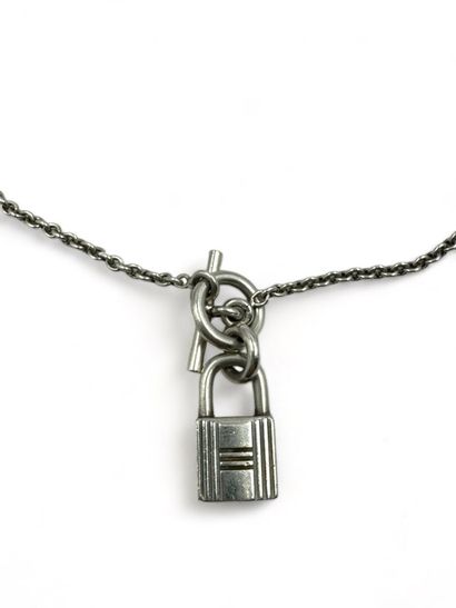 HERMES Necklace 
Silver 925
Case
Length: 40 cm
Pendant size: 2 x 1 cm 
Weight : 12,39...