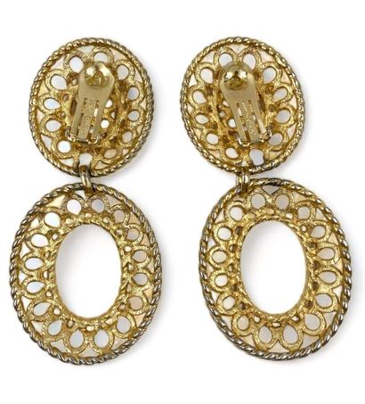 Christian DIOR Pair of circular ear clips
Openwork gold-plated metal with filigree...