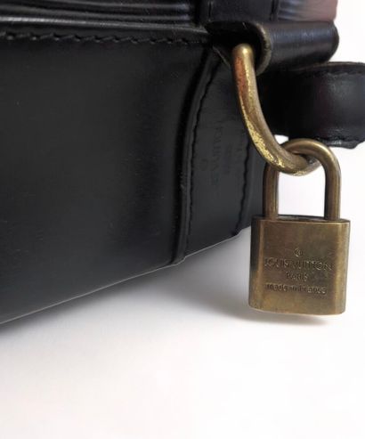 Louis VUITTON RANDONNEE bag, 1998
Black epi leather 
Gold-plated brass 
28 x 39 x...