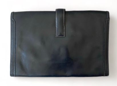 HERMES JIGE clutch bag, 1988
Navy-blue box
29 x 20 x 2 cm

Good condition (small...