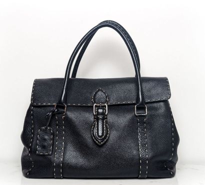 FENDI LINDA GM bag
Black grained leather 
Silver metal
Dustbag (non-original dustbag)
34...