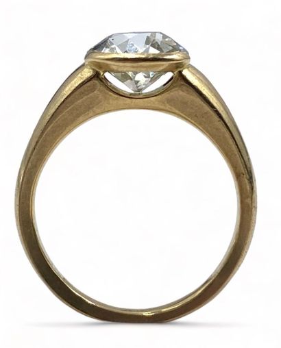 null 18K (750 thousandths) yellow gold ring set with an old-cut diamond calibrating...