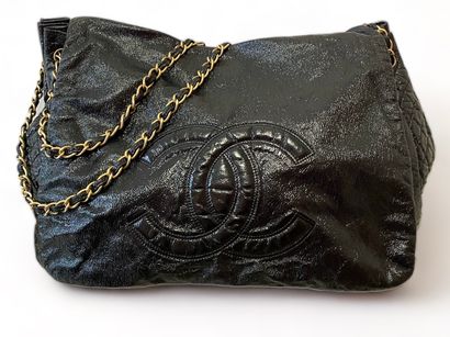 CHANEL par Karl LAGERFELD (1983-2019) Messenger bag 
Patent leather 
Gold-plated...