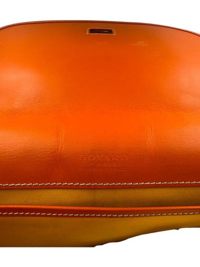 GOYARD BELVEDERE GM bag
Goyard canvas, orange leather 
Silver-plated metal 
26 x...