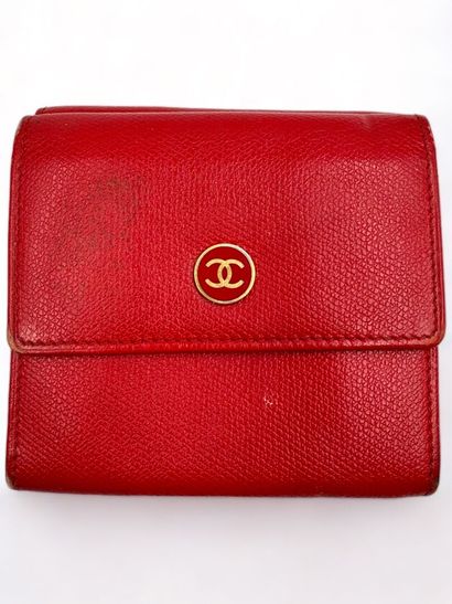 CHANEL par Karl LAGERFELD (1983-2019) Coin purse / card holder
Red leather 
Gold-plated...