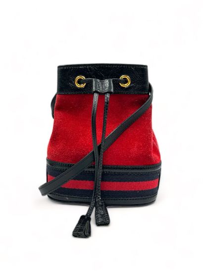 GUCCI Bucket bag 
Black leather and red sheepskin 
Gilded metal 
15 x 18.5 x 9 cm...