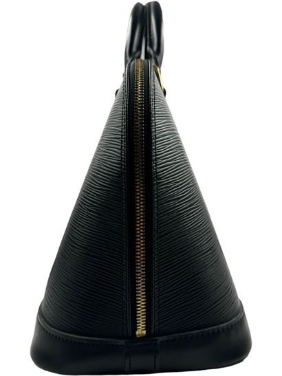 Louis VUITTON ALMA PM bag, 1997
Black epi leather
Gold-plated brass 
32 x 25 x 16...