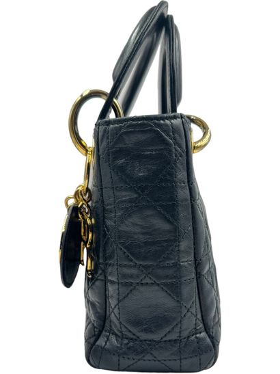 Christian DIOR LADY DIOR MINI bag
Black leather
Gold metal 
Shoulder strap 
Dustbag...