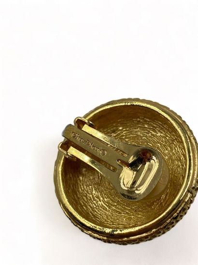 Christian DIOR Pair of circular ear clips, circa 1970
Gold-plated beaded metal
Resin...