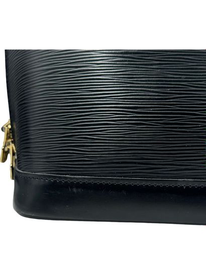 Louis VUITTON ALMA PM bag, 1997
Black epi leather
Gold-plated brass 
32 x 25 x 16...