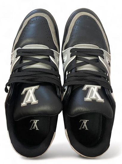 LOUIS VUITTON Paire de sneakers, 2022
Cuir blanc et noir
Pointure 9, 43FR

Très bon...