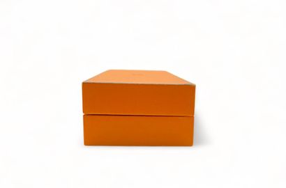 HERMES Boîte 
Carton orange 
23,5 x 6 x 3,5 cm

HERMES BOX
