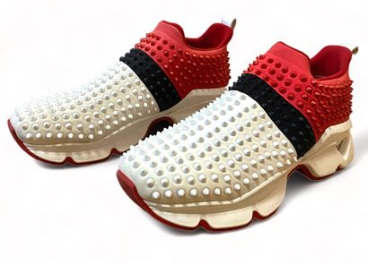 LOUBOUTIN Paire de sneakers SPIKE SOCK
Toile noir, blanc et rouge 
Pointure 43 1/2

Bon...