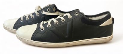 Louis VUITTON Paire de sneakers 
Cuir noir
Pointure 7 1/2 UK,, 41 FR

Très bon état...