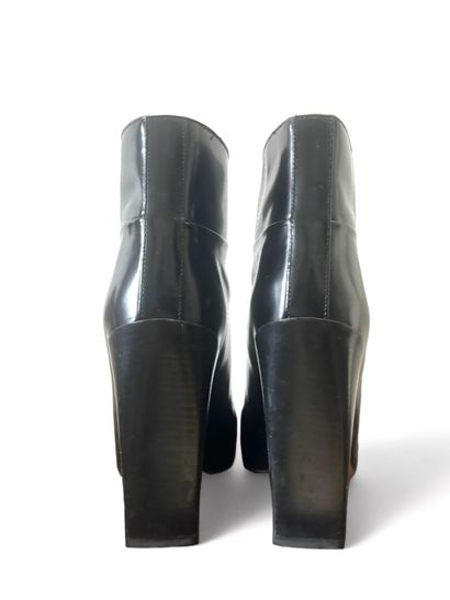 null Pair of black leather ankle boots
Size 36
Heel height: 12 cm

Very good condition...