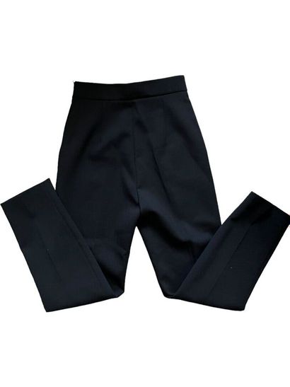 PAULE KA Pantalon
Polyester noir
Taille indiquée 36

Très bon état (avec étiquet...