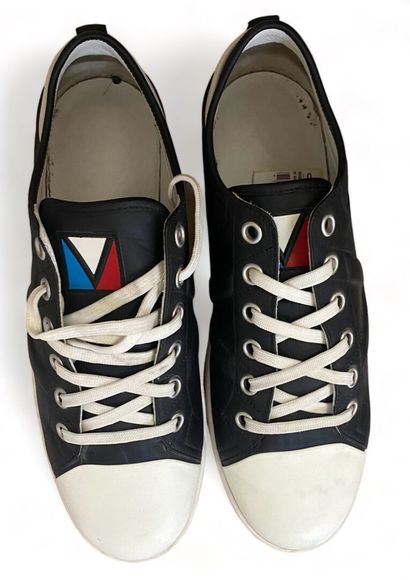 Louis VUITTON Paire de sneakers 
Cuir noir
Pointure 7 1/2 UK,, 41 FR

Très bon état...