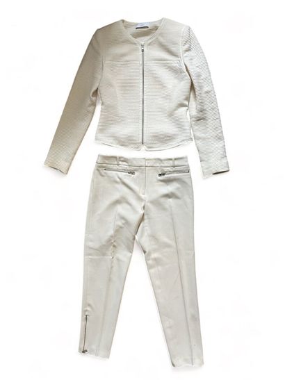 ZAPA Ensemble comprenant pantalon et veste
Coton blanc cassé
Taille indiquée 36

Bon...