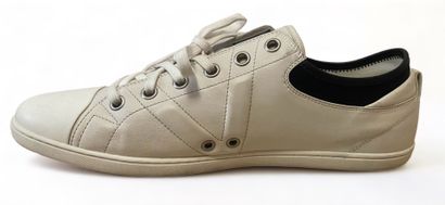 Louis VUITTON Paire de sneakers 
Cuir blanc 
Pointure 10UK,, 44 1/2 UK

Très bon...