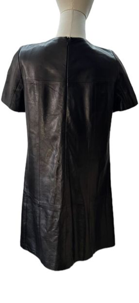 LILOU AU BALCON Robe
Cuir noir
Taille estimée 36

Bon état (un très petit accroc,...