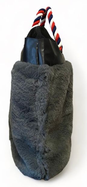 O BAG Sac 
Fourrure de lapin gris
Doublure en coton noir, anse de coton bleu, rouge...
