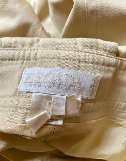 ESCADA Tailleur : veste saharienne et jupe
Coton beige
Taille 40

Très bon état (une...