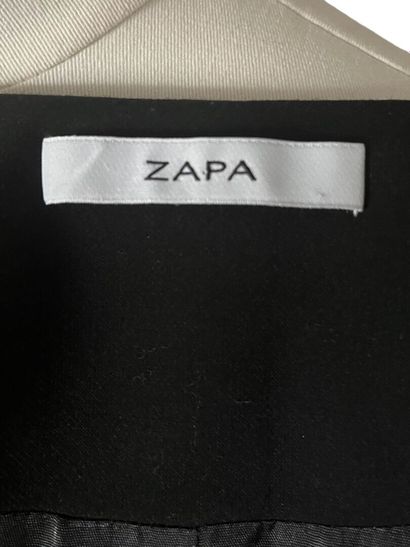 ZAPA Robe 
Polyester noir
Fermeture à zip sur le devant
Taille indiquée 36

Très...