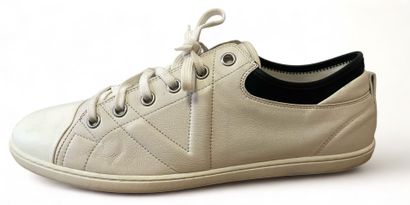 Louis VUITTON Paire de sneakers 
Cuir blanc 
Pointure 10UK,, 44 1/2 UK

Très bon...