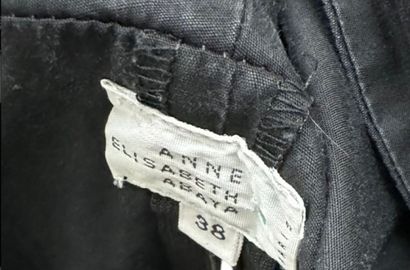ANNE ELISABTEH ABAYA Robe
Coton noir
Taille indiquée 38

Très bon état

On y joint
Robe...