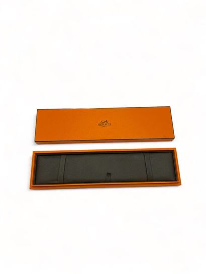 HERMES Boîte 
Carton orange 
23,5 x 6 x 3,5 cm

HERMES BOX
