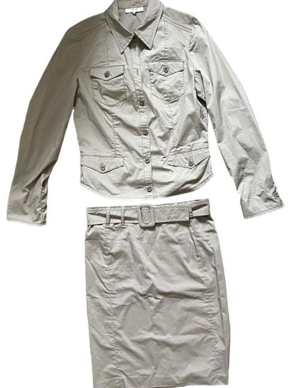 LOLA Ensemble comprenant jupe et veste
Coton taupe
Taille indiquée 36

Très bon état...