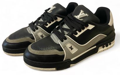 LOUIS VUITTON Paire de sneakers, 2022
Cuir blanc et noir
Pointure 9, 43FR

Très bon...