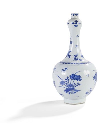 Vase en porcelaine bleu et blanc, Chine Blue and white porcelain vase, China, Transition...