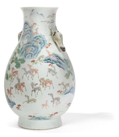 Un vase de forme balustre
En porcelaine blanche...