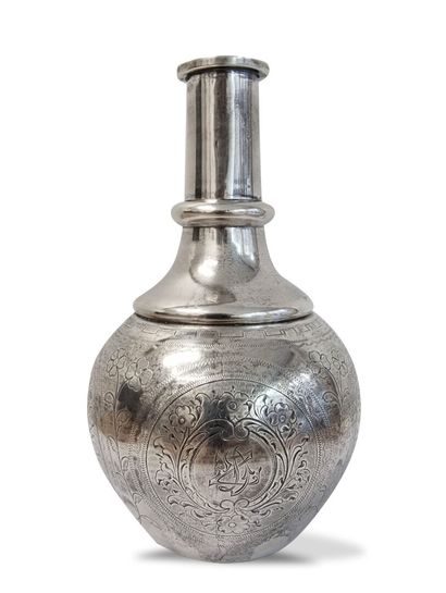 null Engraved silver vase. Moscow, late 19th century.
Spherical body with a long...