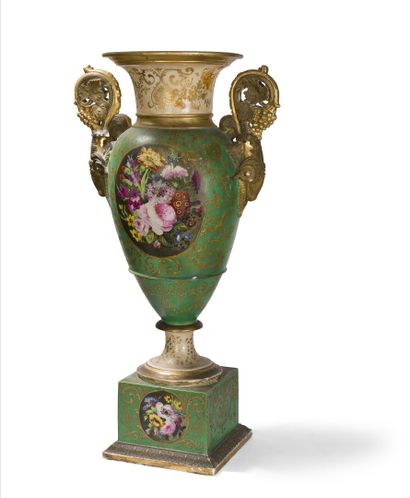 null Grand vase balustre à l'Antique en porcelaine à fond vert.
Anses à enroulement...