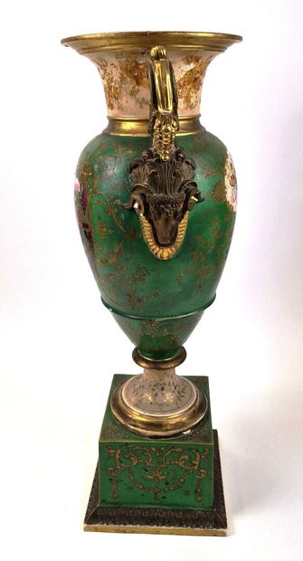 null Grand vase balustre à l'Antique en porcelaine à fond vert.
Anses à enroulement...