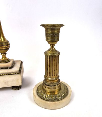 null Pendule en bronze doré et base rectangulaire en marbre blanc, montants à colonne
Cadran...