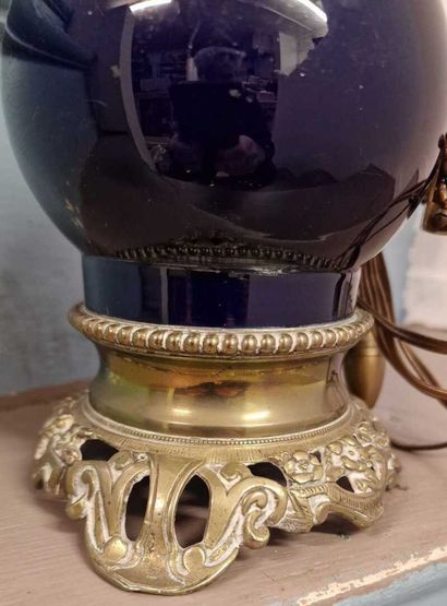 null CHINE
Vase de forme balustre en porcelaine monochrome bleue 
(Monté en lampe,...